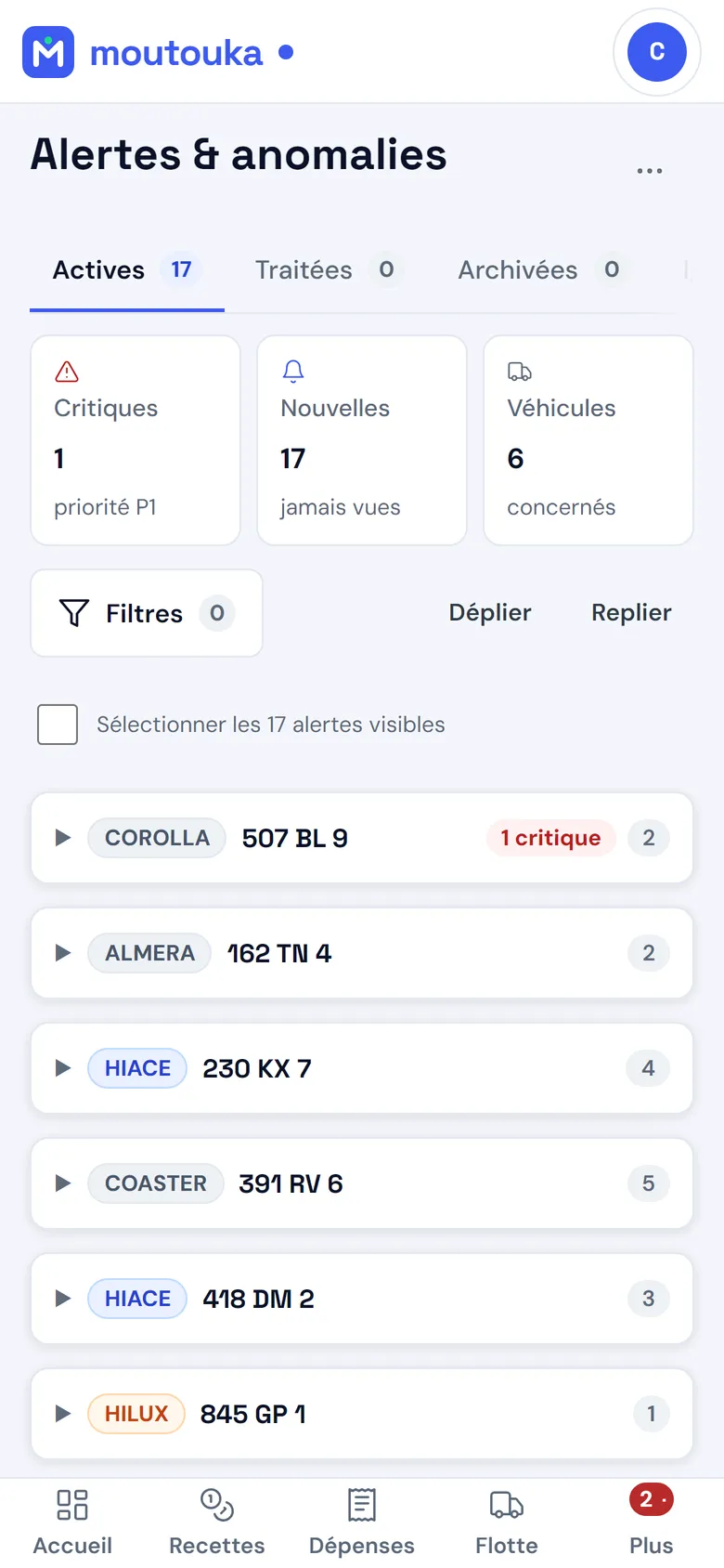 Alerts on a phone (French interface): critical, new, vehicles concerned, then alerts grouped by vehicle.