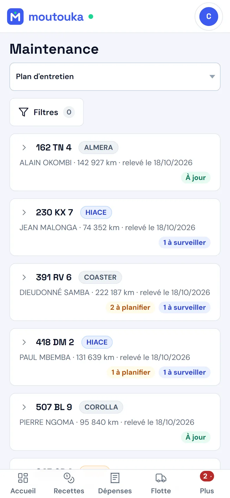 Le plan d'entretien sur téléphone : chaque véhicule, son kilométrage et l'état de son entretien, à jour, à prévoir ou à programmer.